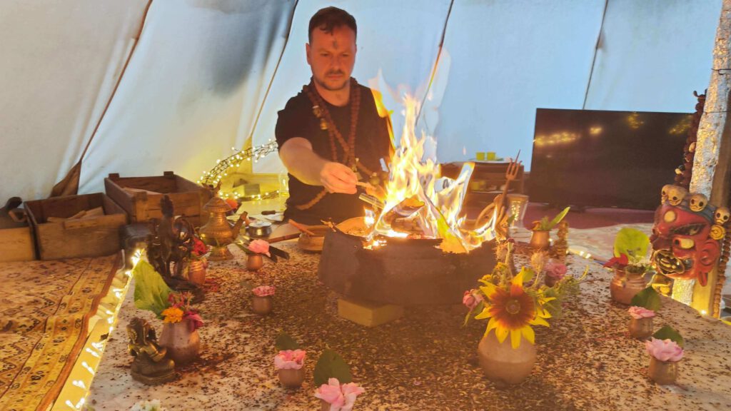 schamane sven horn bei einem feuerritual